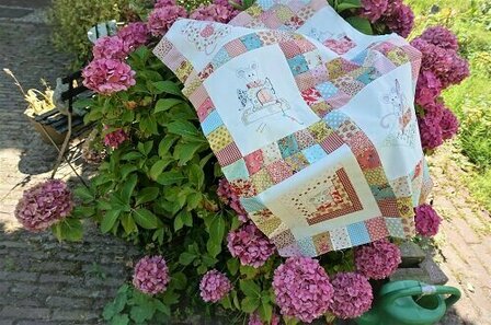 Extra strip of fabric ecru and Vlieseline BVM De Muizen Sewing Room Quilt