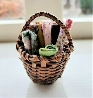 Miniatuur mandje met rolletjes stof  maat 6x5 cm