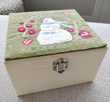 Houten doos met versierd deksel