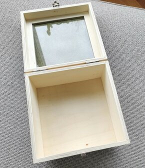 Houten doos met versierd deksel