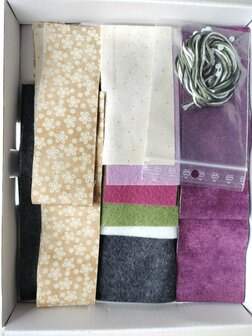 Quiltpakket Cozy cottages Voorjaarshuisje juni miniquilt