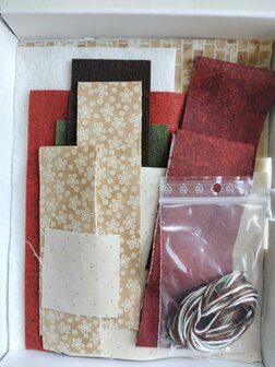 Quiltpakket Cozy cottages winterhuisje miniquilt JAN