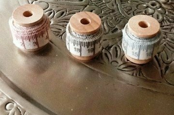 Wooden bobbin with 1 m centimeter tape