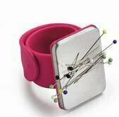 Magnetic pincushion bracelet