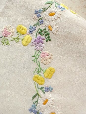 Vintage tafelkleed met handgeborduurde bloemen