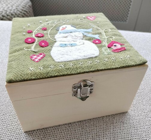 Houten doos met versierd deksel