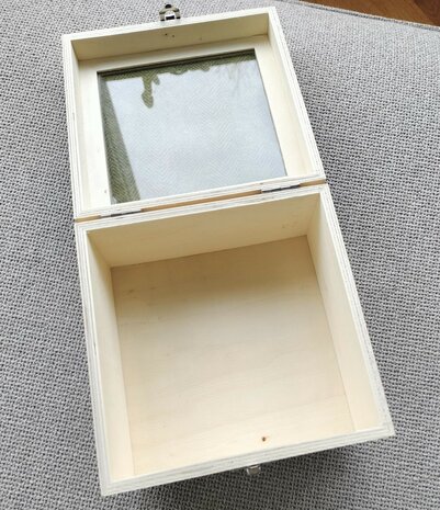 Houten doos met versierd deksel