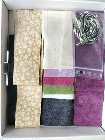 Quiltpakket Cozy cottages Voorjaarshuisje juni miniquilt