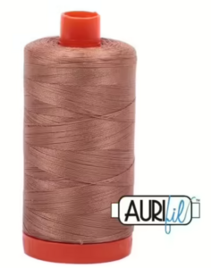 2340 cafe au lait Aurifil mako 50 1300mt. GROTE KLOS